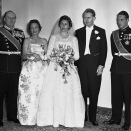 Brudeparet med Kong Olav, Prinsesse Ragnhild og Kronprins Harald. Foto: NTB Scanpix